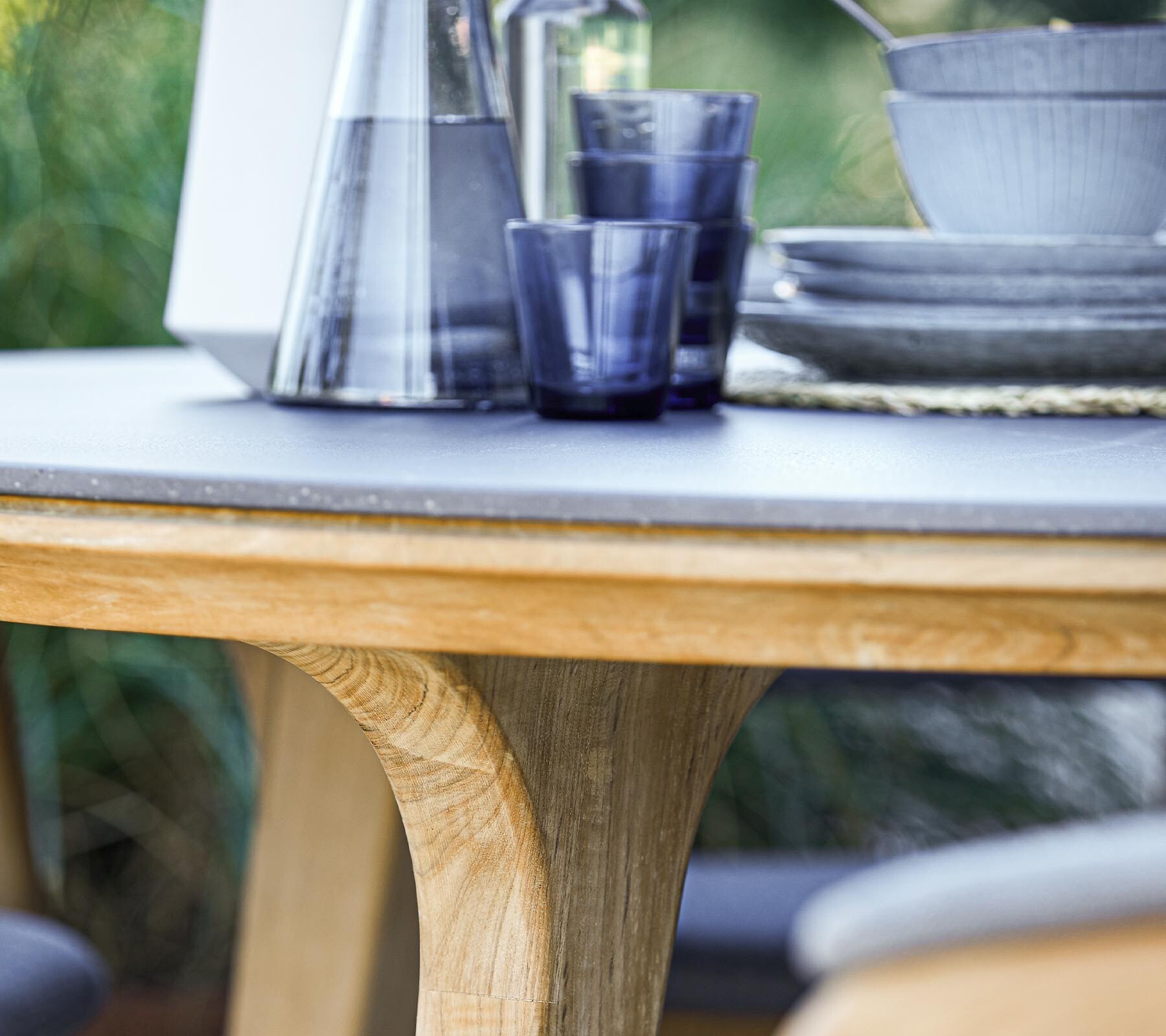 Cane-line Aspect teak leg and ceramic top, close-up detail