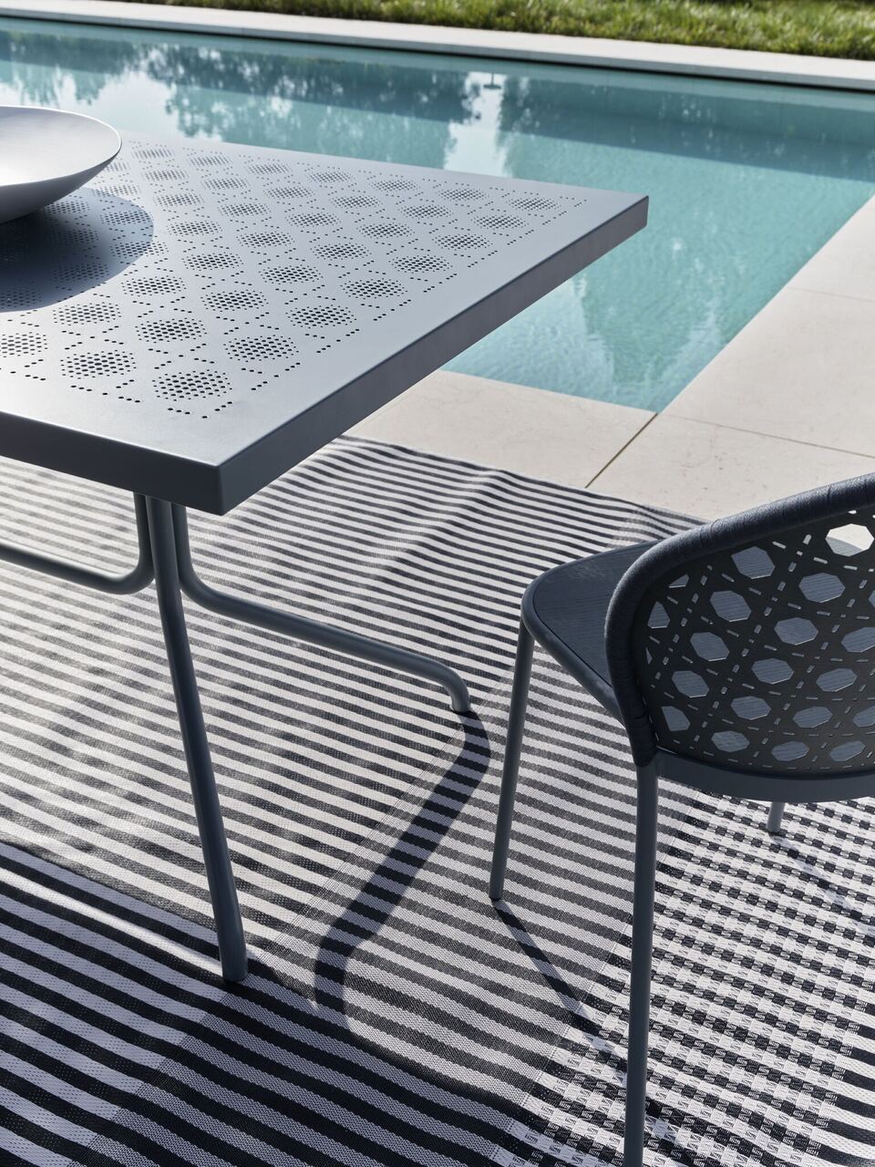 Brise dining table