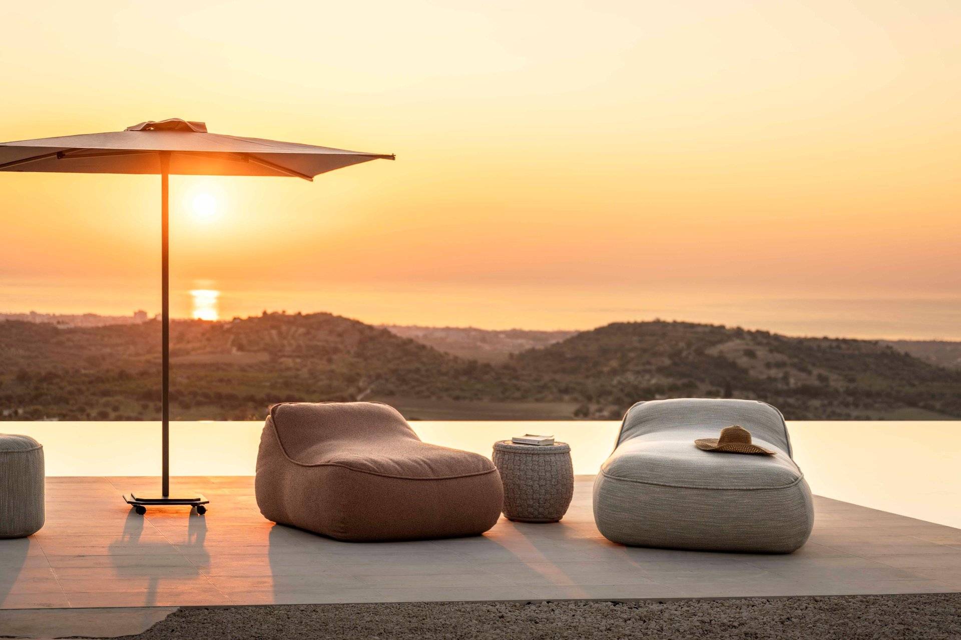 Bolsa lounge chair detail