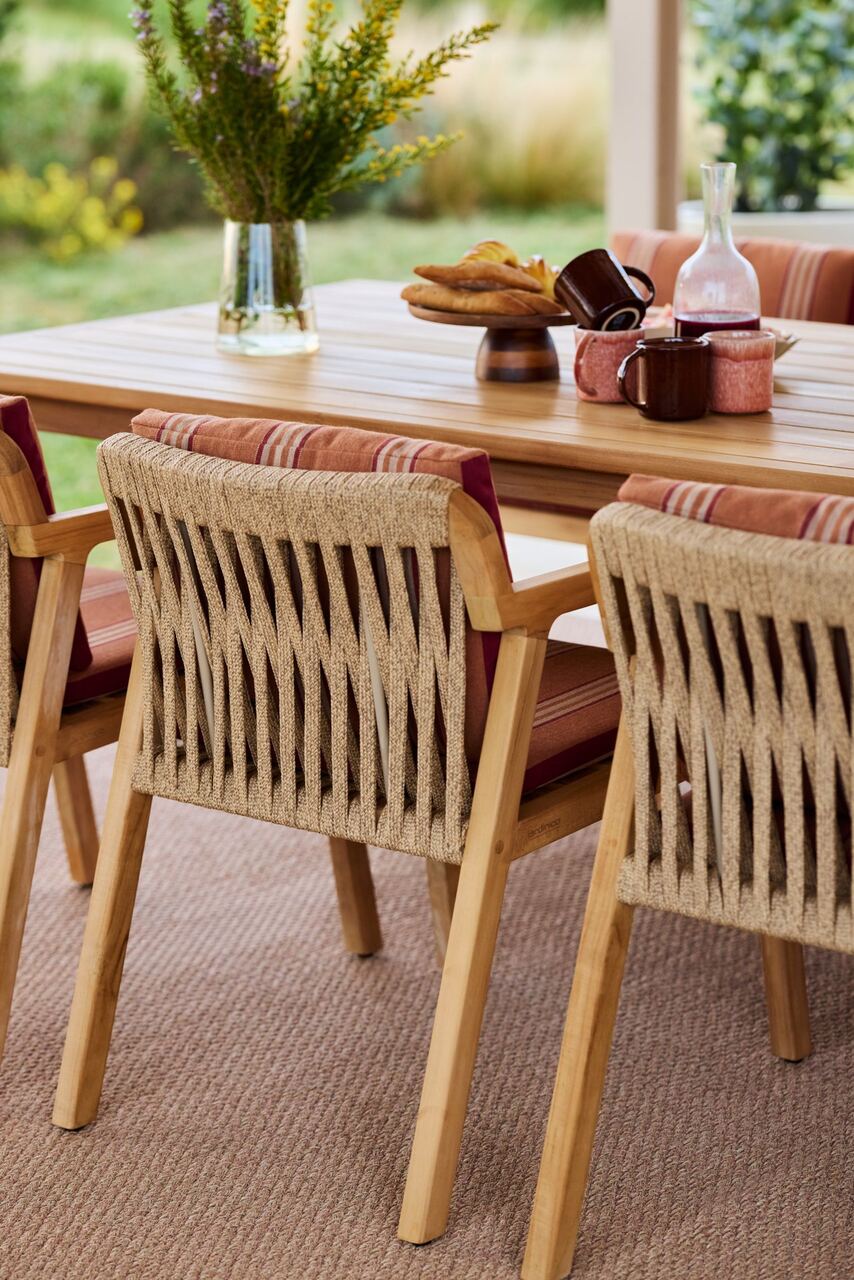 Kaia dining table