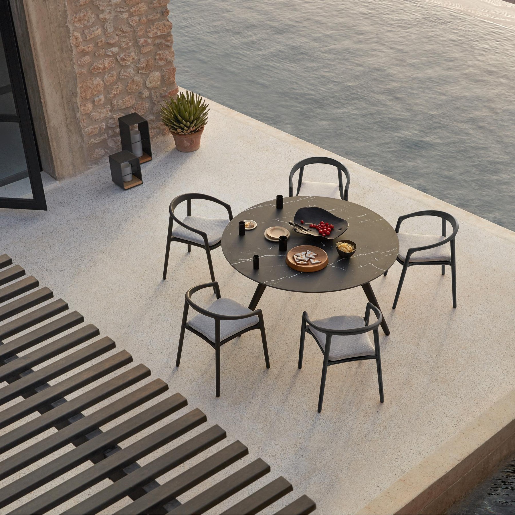 Solid outdoor installation