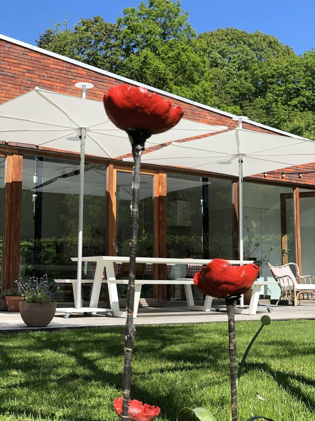 Infina garden umbrella Belgium garden setting