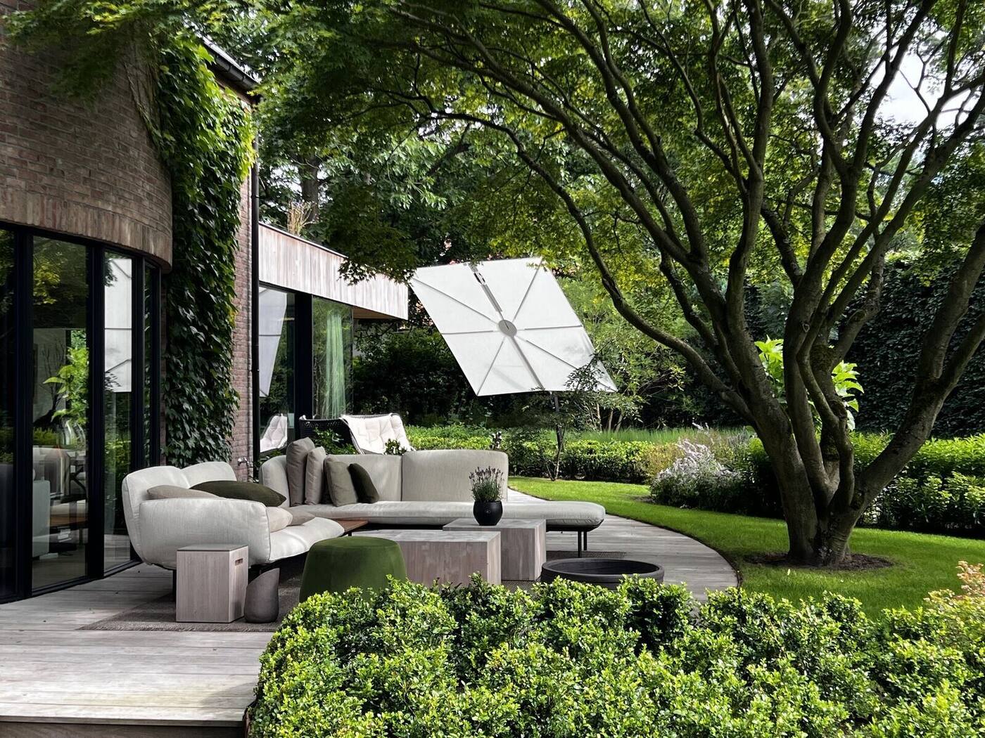 Spectra cantilever umbrella Schoten Belgium terrace