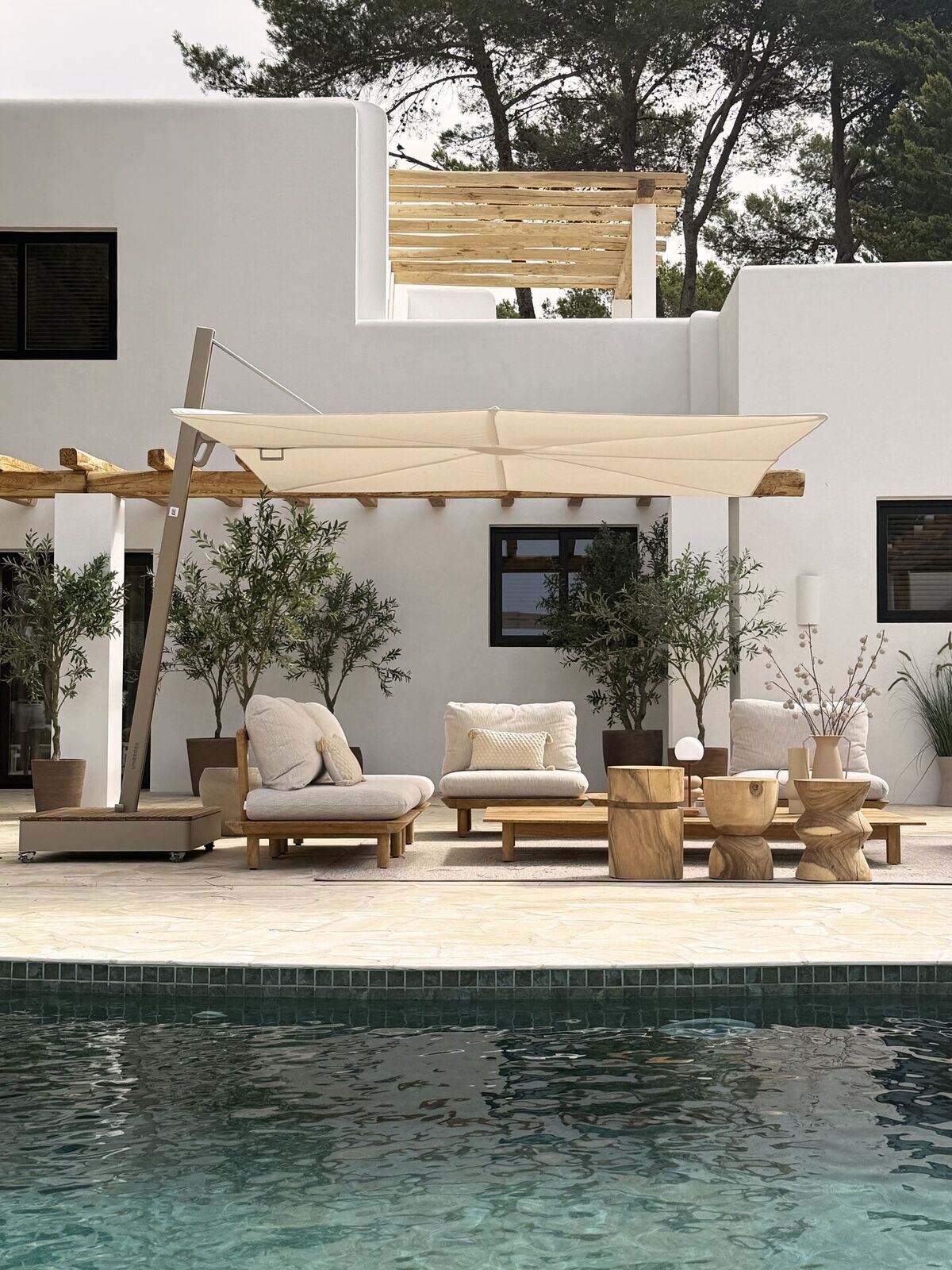 Versa PX cantilever umbrella in moss installation