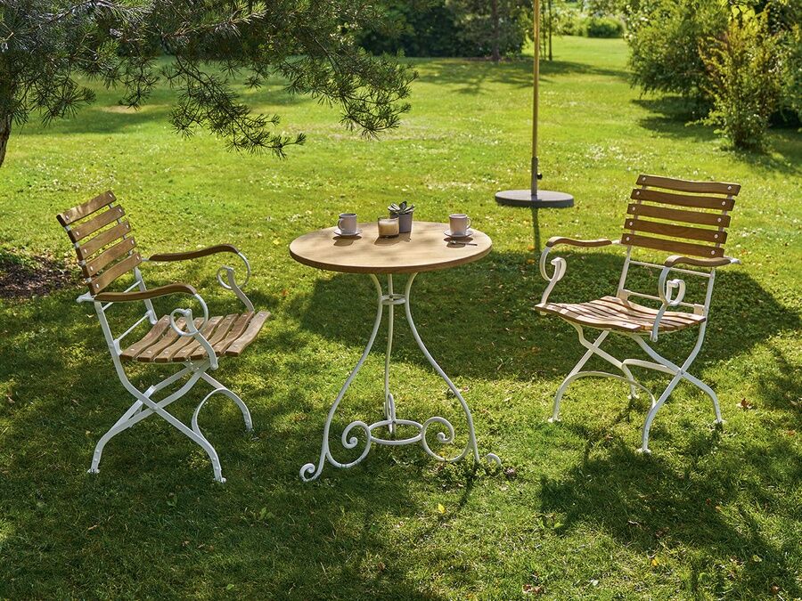 Classic chairs around a Teak 250 table with Leinen parasol