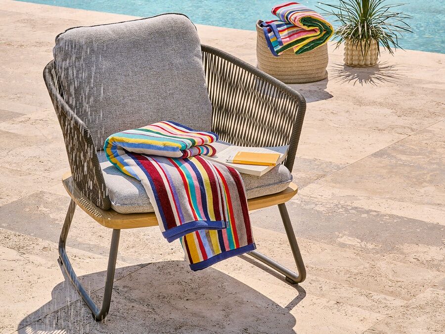 Denia lounge chair with poolside basket