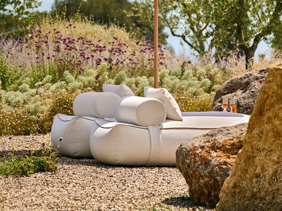 Maliha cream bed under Pagodenschirm parasol