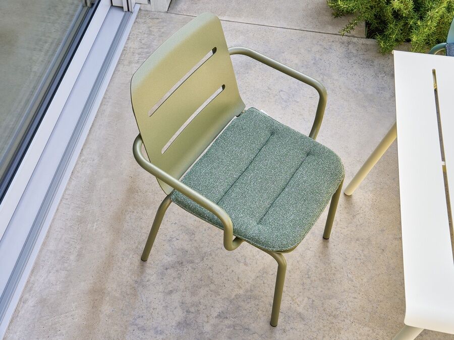 Vapio chair in Perlgruen with Elara Salvia cushion