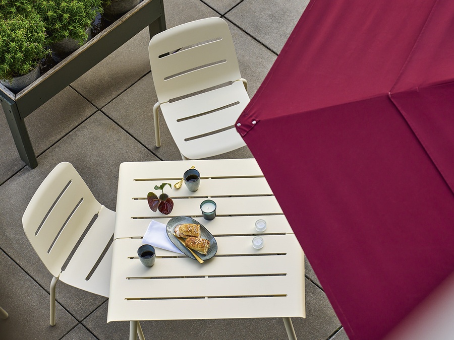Vapio dining group in Creme with Klassiker Breeze parasol